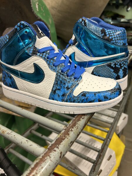 AIR JORDAN 1 MID SKY BLUE SQUAMATO